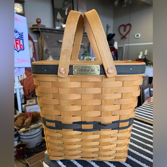 Longaberger Collectors Club Membership Basket - Picture 1 of 4